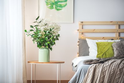 Flowers-next-to-bed-